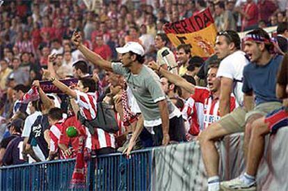 Los seguidores de la peña Frente Atlético, lanzando pelotas al campo el pasado miércoles.