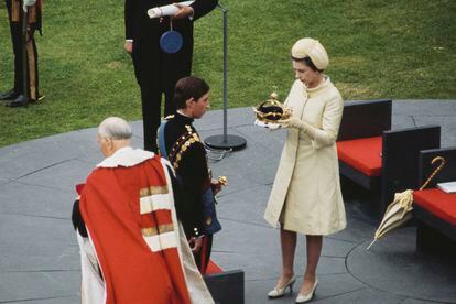 La reina Isabel II con un sombrero de perlas en 1966 en el acto de investidura del entonces príncipe Carlos.