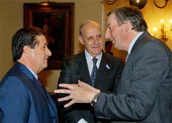 Kirchner (derecha) conversa con Duhalde (izquierda) y el ministro de Economía, Roberto Lavagna.