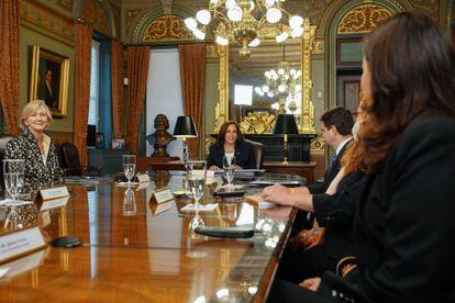 La vicepresidenta de Estados Unidos, Kamala Harris, en el encuentro con los abogados exiliados de Guatemala en la Casa Blanca.