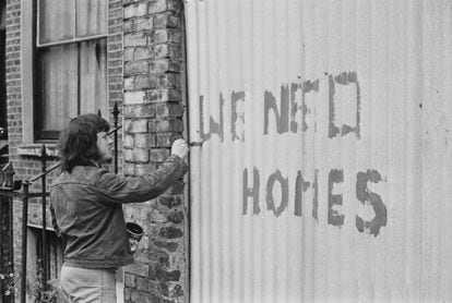 Un activista escribe "Necesitamos casas" en una casa okupada en Londres en junio de 1972.