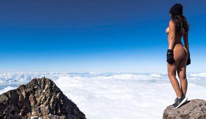 Jaylene Cook, en lo alto del monte Taranaki, la polémica imagen que ha subido a su Instagran
