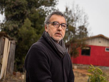 El escritor chileno Marcelo Mellado, retratado en su casa de Placilla de Peñuelas, en Valparaíso, este jueves.
