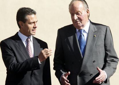 El Rey de España y Enrique Peña Nieto, en la recepción oficial al presidente mexicano en el Palacio del Pardo.