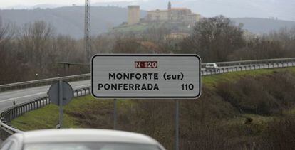 La carretera entre Ourense y Ponferrada a su paso por Monforte