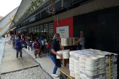En el pabellón social G10 de Paraisópolis, distribuyen a diario cientos de paquetes de comida cocinada para llevar.
