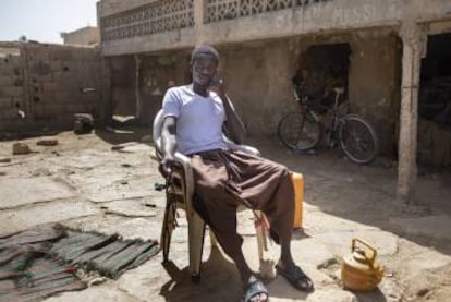 El marabú Wilane Babacar en el patio de su 'daara' (escuela coránica).