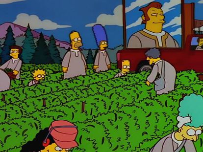 La familia Simpson observa a su amado líder.