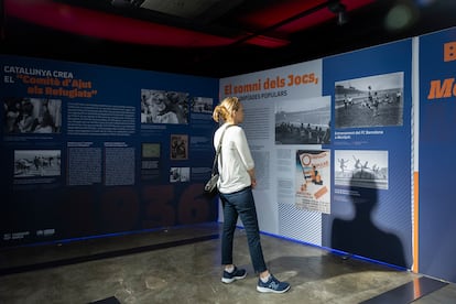 Una visitante contempla la exposición 'Barça, més que un club. Montjuïc, estadi refugi' ('Barça, más que un club. Montjuïc, estadio refugio') en la tienda-museo del FC Barcelona Barça Store & Exhibition Sagrada Família.