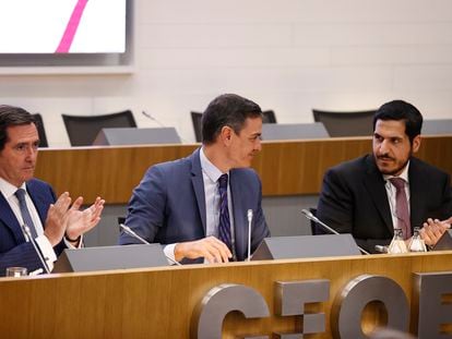 Garamendi , Sánchez y el presidente de la Qatari Businessmen Association, Sheikh Faisal Bin Qassim Al-Thani, este miércoles en el foro empresarial organizado por la CEOE.