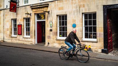 Un ciclista pasea en bicicleta frente a 'The Eagle Pub', que abrió sus puertas en 1667, en Cambridge (Inglaterra).