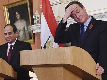 El primer ministro británico, David Cameron (d), y el presidente egipcio, Abdelfatah al Sisi (i), durante la rueda de prensa.