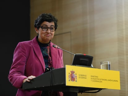 La ministra de Exteriores, Arancha González Laya, durante una rueda de prensa tras su encuentro con la líder opositora bielorrusa, Svetlana Tijanóvskaya.