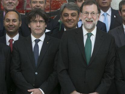 Carles Puigdemont y Mariona Rajoy en el Salón del Automóvil de Barcelona.