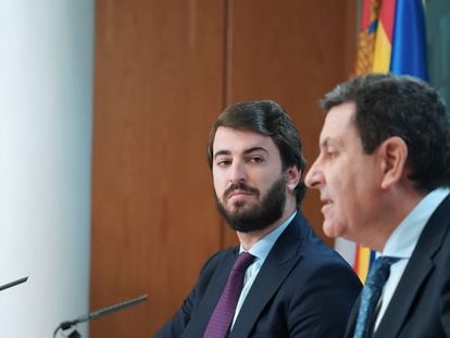 El vicepresidente de Castilla y León, Juan García-Gallardo, de Vox (a la izquierda), el jueves con el portavoz del Gobierno regional, el popular Carlos Fernández Carriedo, en la rueda de prensa posterior al Consejo de Gobierno.