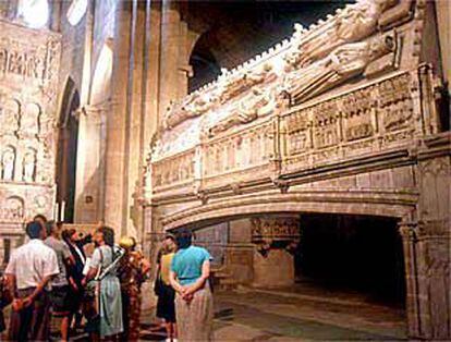 Visitantes del monasterio de Poblet observan las tumbas reales.