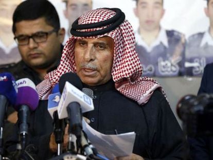 Saffi Ioussef, pare del pilot jordà ostatge de l'EI, intervé en una roda de premsa a Amman.