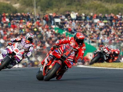 Pecco Bagnaia liderando la carrera durante el Gran Premio de Valencia.