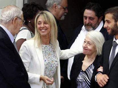 Ver&oacute;nica Pareja, nieta de Ana Mar&iacute;a Matute, abraza a Mar&iacute;a Pilar Matute, hermana de la escritora, a la salida del funeral de la autora.