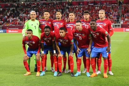 El equipo de Costa Rica posa antes de un partido.