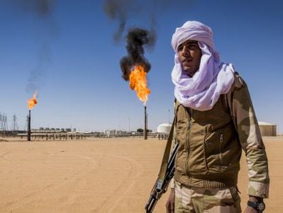 Un tuareg vigila un pozo de la compañía Akatus Oil Operations, cerca de la ciudad de Ubari.