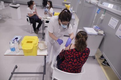 Una persona recibe la segunda dosis de la vacuna contra el Covid-19, a 1 de junio de 2021, en el Hospital Isabel Zendal, en Madrid, (España).