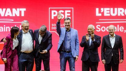 Pedro Sánchez, en el centro, con varios líderes del socialismo europeo, este sábado en el congreso del PSE en Roma.