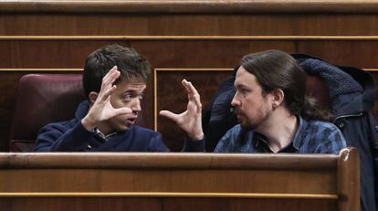 &Iacute;&ntilde;igo Errej&oacute;n y el l&iacute;der de Podemos, Pablo Iglesias en el Congreso.