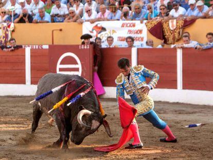 Gómez del Pilar muletea por bajo a uno de sus toros.