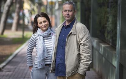 Luisa se ha sometido ya a seis tratamientos de fertilidad sin exito.En la imagen posa junto a su pareja.