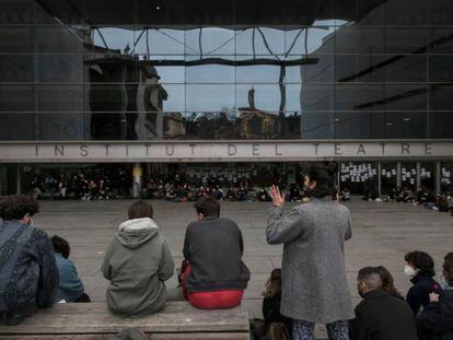 Assemblea dels estudiants de l'Institut del Teatre de Barcelona sobre els presumptes abusos sexuals del professor Joan Ollé.