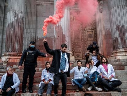 Varios activistas climáticos de Rebelión Científica lanzaron pintura roja biodegradable al Congreso, en abril de 2022.