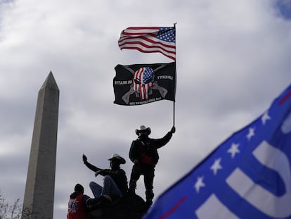 Manifestantes a las puertas del Capitolio de Washington el 6 de enero de 2021.