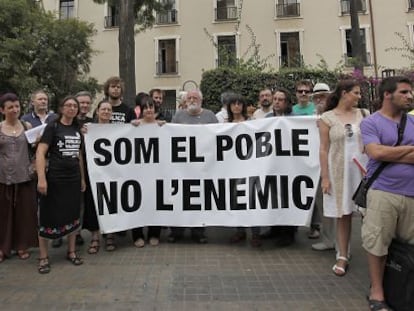 Miembros de la plataforma El Micalet frente al IES Llu&iacute;s Vives de Valencia.