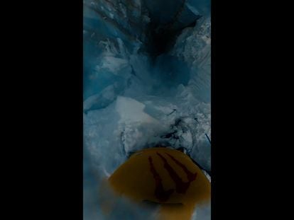 Vídeo | La espectacular caída de un esquiador por una grieta en los Alpes franceses 