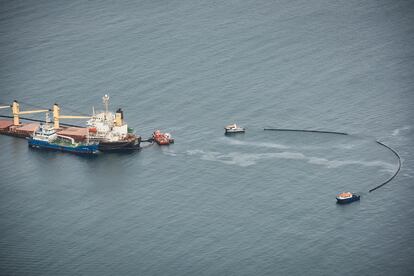 El dispositivo desplegado en torno al granelero 'OS 35', el buque que colisionó en la noche del lunes en la Bahía de Algeciras y que permanece varado frente a la cara este de Gibraltar, ha comenzado esta tarde los trabajos de bombeo para extraer el combustible del barco accidentado.