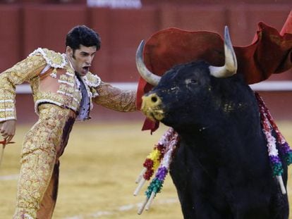 Talavante, ante su segundo toro en la Feria de Málaga.