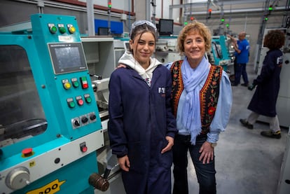 La estudiante Denisse Guillem con la profesora Josune Irizabal, en el instituto Miguel Altuna de Bergara, el jueves.