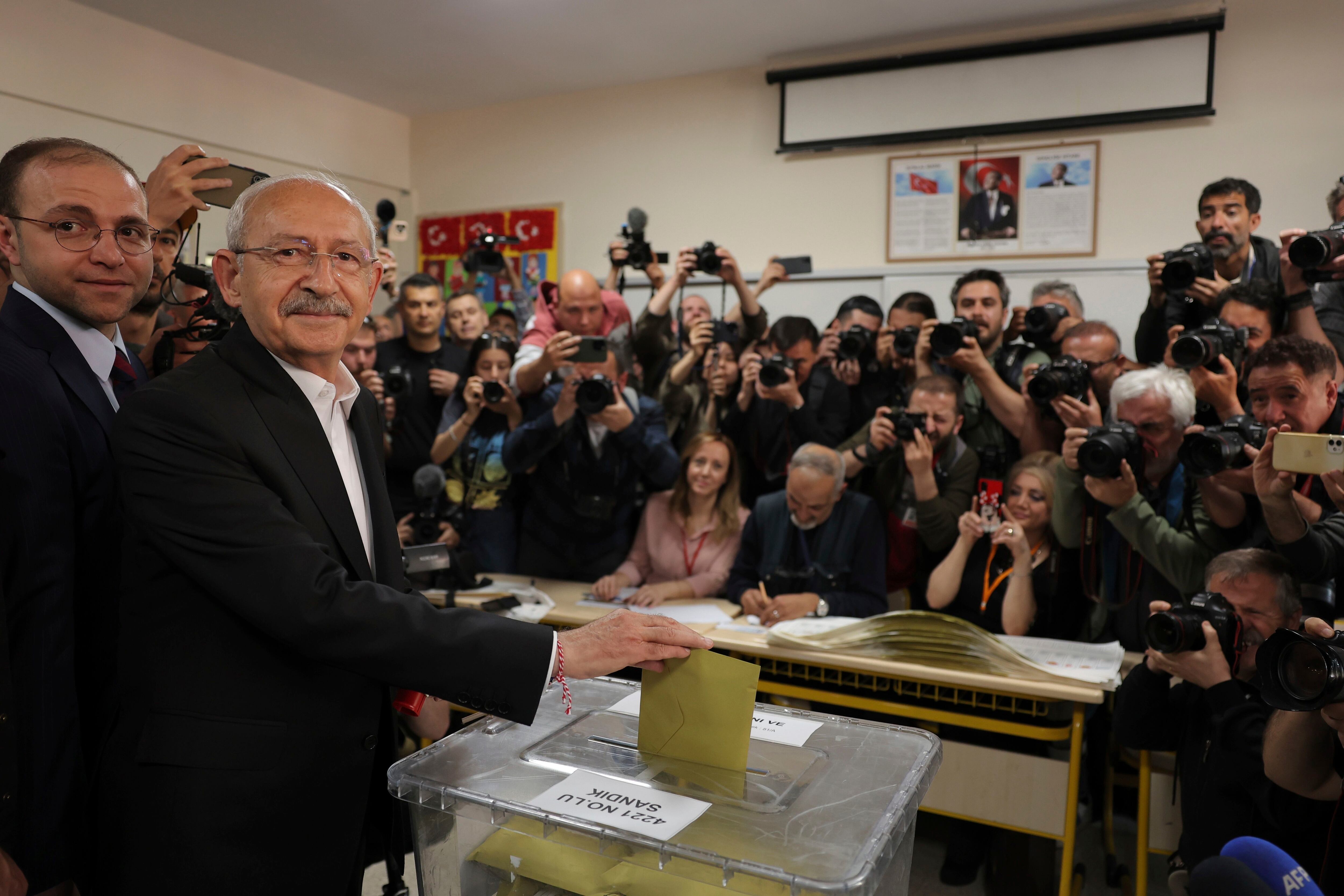 Kemal Kiliçdaroglu, candidato conjunto de la oposición, vota en un centro electoral en Ankara, este domingo.