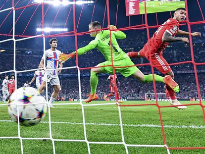 Lucas Hernández marca el primero gol del Bayern ante el Barcelona este martes en el Allianz.