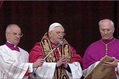 El cardenal alemán Joseph Ratzinger ha sido elegido nuevo Papa. Mano derecha de Juan Pablo II en asuntos de doctrina, Ratzinger gobernará bajo el nombre de Benedicto XVI. En la foto, momento en que saluda a los fieles a su salida al balcón.