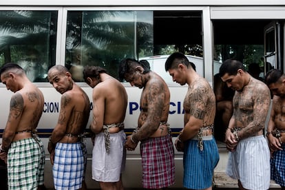 Un grupo de pandilleros detenidos en El Salvador, en una foto de archivo.
