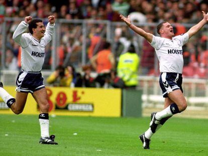 Gascoigne, a la derecha, celebra un gol seguido por Vinny Samways, en 1991.