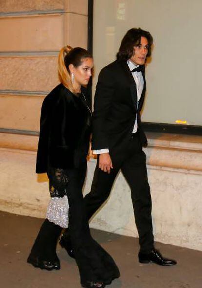 Edinson Cavani y su compañera Jocelyn Burgardt entrando al cumpleaños de su compañero de equipo.