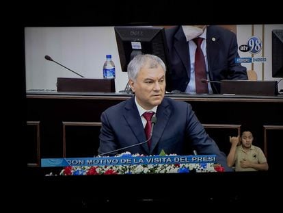 Fotografía de un televisor en Managua que muestra al presidente de la Duma Estatal de Rusia, durante una sesión especial en la Asamblea Nacional de Nicaragua.