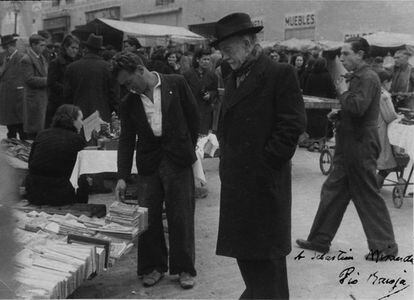 Pío Baroja curioseando en El Rastro madrileño en 1950. La fotografía está dedicada a Sebastián Miranda.