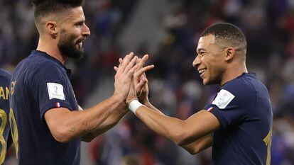 Doha (Qatar), 04/12/2022.- Kylian Mbappe (R) of France celebrates with teammate Olivier Giroud after scoring the 2-0 lead during the FIFA World Cup 2022 round of 16 soccer match between France and Poland at Al Thumama Stadium in Doha, Qatar, 04 December 2022. (Mundial de Fútbol, Francia, Polonia, Catar) EFE/EPA/Friedemann Vogel
