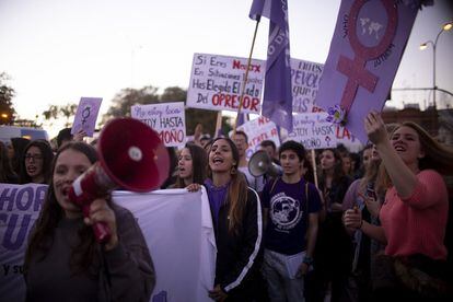 Un grupo de mujeres participa en la manifestación de Sevilla.
