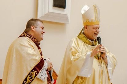 El obispo José Negri (derecha), el pasado miércoles.