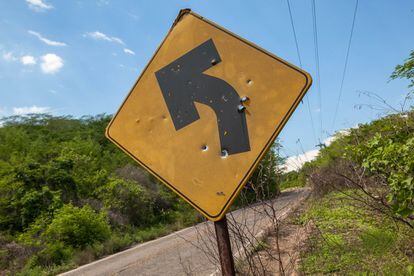 En la carretera que conduce a Cacalotán los señalamientos viales están marcados por los proyectiles de los enfrentamientos que han ocurrido en la zona.